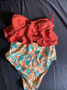 lot 93 image: Cupshe Womens Floral One-Piece Swimsuit - Medium
