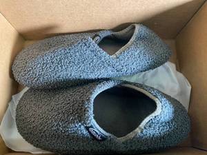 lot 129 image: Pair of Ozlook Shearling Slippers Size 4041