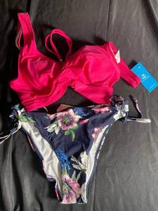 lot 141 image: Womens Floral Swim Bikini Set by Cupshe, Size M