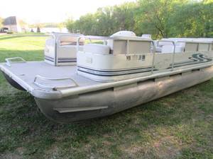 2002 Misty Harbor 20' pontoon, runs...