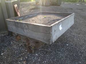 lot 8 image: Nutting cart with a 48 x 51 plante...