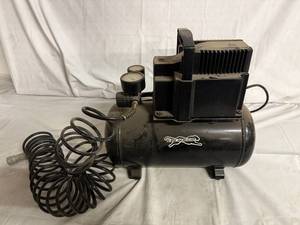 lot 14 image: Black Cat Air Compressor