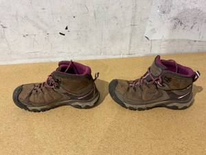 lot 269 image: KEEN Womens Targhee 3 Mid Height Waterproof Hiking Boot Size 8.5