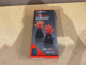 lot 188 image: Medium ActionHeat 5V Mens Featherweight Heated Gloves