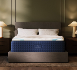 lot 11 image: Dreamcloud Premier Luxury Hybrid Memory Foam 13 King Mattress 050525329.14
