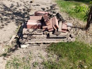 lot 7 image: 5 Pallets Retaining Wall Brick plus Misc. Brick