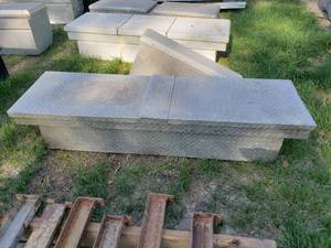 lot 14 image: aluminum cross over pickup toolbox