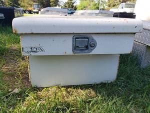 lot 16 image: steel Delta cross over pickup toolbox