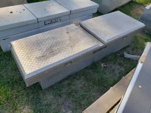 lot 17 image: aluminum cross over pickup toolbox