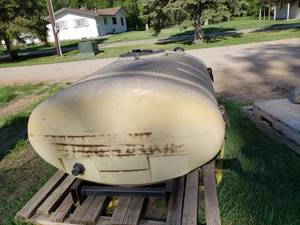 lot 19 image: 300 Gallon poly tank on a skid