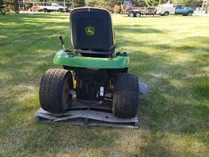 lot 20 image: John Deere riding tractor - not running