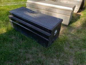 lot 25 image: black aluminum toolbox 4 x 18