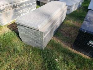lot 26 image: aluminum dimond plate toolbox 61 x 19 x 20