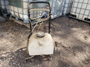 lot 37 image: master mfg Electric sprayer on wheels- no charger