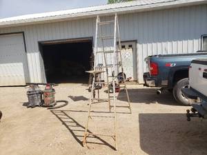 lot 45 image: Adjustable ladder 8 tall - one adjuster broken