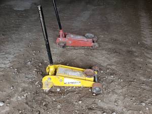 lot 57 image: Metal floor jack Yellow