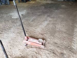 lot 58 image: Metal floor jack Red