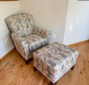 lot 28 image: Flexsteel Arm Chair and Ottoman - Leaf Design