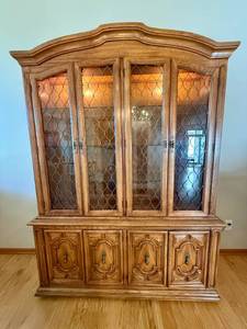 lot 30 image: Thomasville China Cabinet