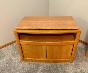 lot 43 image: TV Stand with Swivel Top