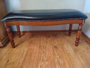 lot 32 image: Nail Trim Entry Bench
