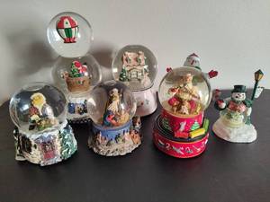 lot 15 image: Lot of HolidayWinter Snowglobes