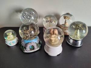 lot 16 image: Lot of Assorted Snowglobes