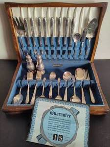 lot 9 image: Wm Rogers & Sons Silver Plated Flatware Set