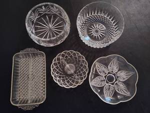 lot 13 image: GlassCrystal Serving BowlsTrays