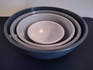lot 18 image: Food Network Mixing Bowls