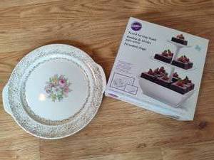 lot 65 image: Dessert Three-Tier and Round Serving Tray