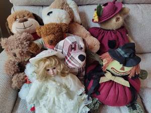 lot 97 image: Stuff Animals & Vintage Doll
