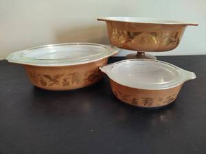 lot 1 image: Set of Vintage Pyrex Casserole Dishes