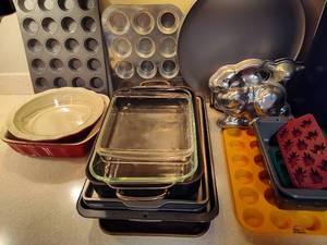 lot 20 image: Baking Dishes