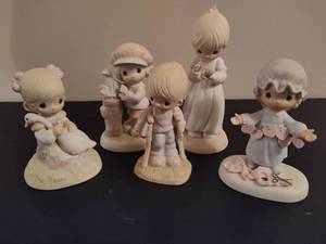 lot 71 image: Precious Moments Figurines