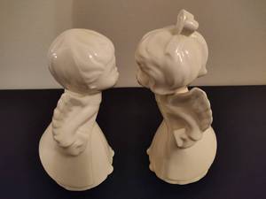lot 72 image: Ceramic Kissing Angels