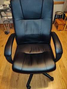 lot 122 image: Desk Chair, Plastic Floor Mat & Office Supplies