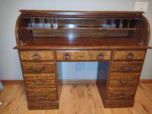 lot 121 image: Gorgeous Wood Roll Top Desk
