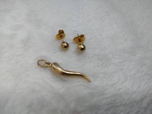 lot 106 image: 14K Tooth Shaped Pendant & Stud Earrings