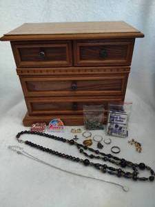 lot 109 image: Jewelry Box wAsst Costume Jewelry
