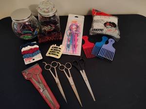 lot 99 image: Lot of Ladies Hair Accessories
