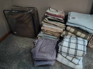 lot 134 image: Lot of Assorted Queen Sized Bedding