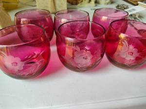 lot 70 image: Six Etched Cranberry Glass Tumblers
