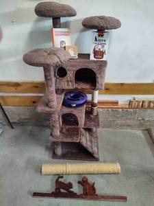 lot 164 image: Cat Tree & Accessories