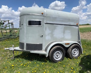 lot 12 image: 1967 Circle 2 LivestockHorse Trailer
