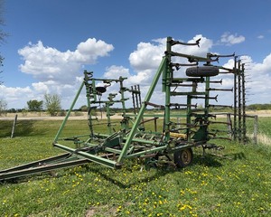 lot 11 image: John Deere 1000 Field Cultivator