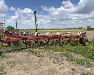 lot 20 image: IH 720 Moldboard Plow