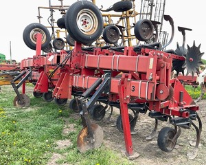 lot 22 image: IH 183 12 Row Cultivator