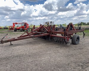 lot 28 image: Hiniker 11 Shank Disc Ripper
