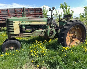lot 31 image: John Deere B Tractor Parts or Repair